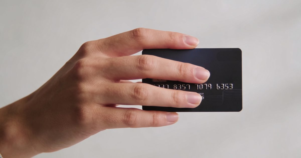main tenant une carte bancaire masque les chiffres