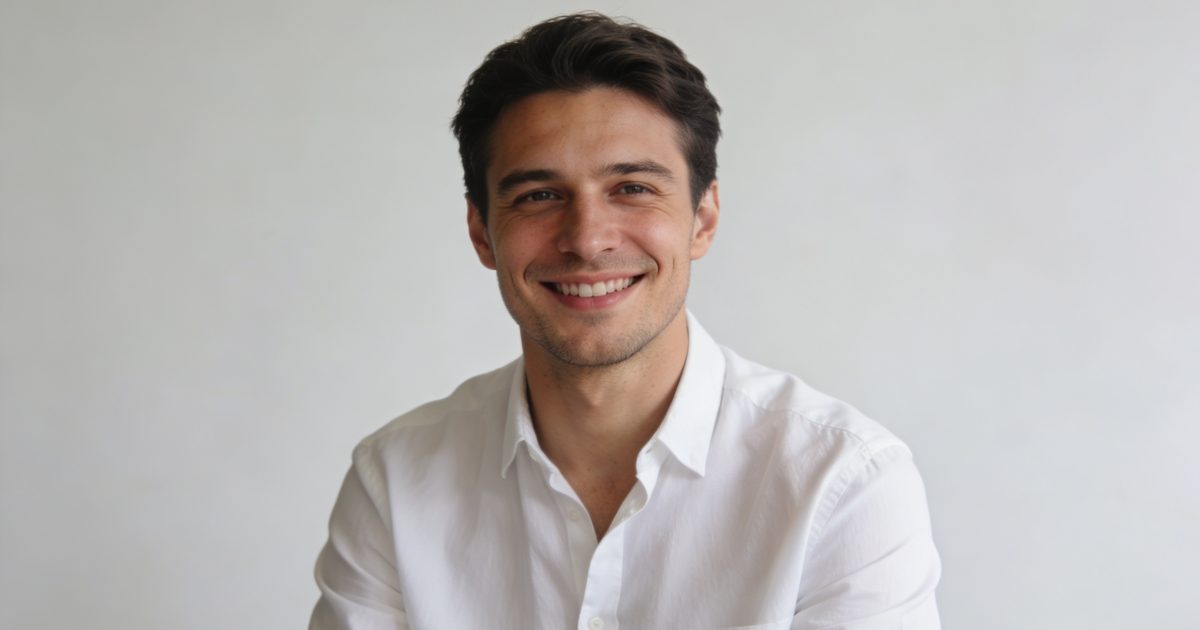Portrait d un homme souriant en chemise blanche