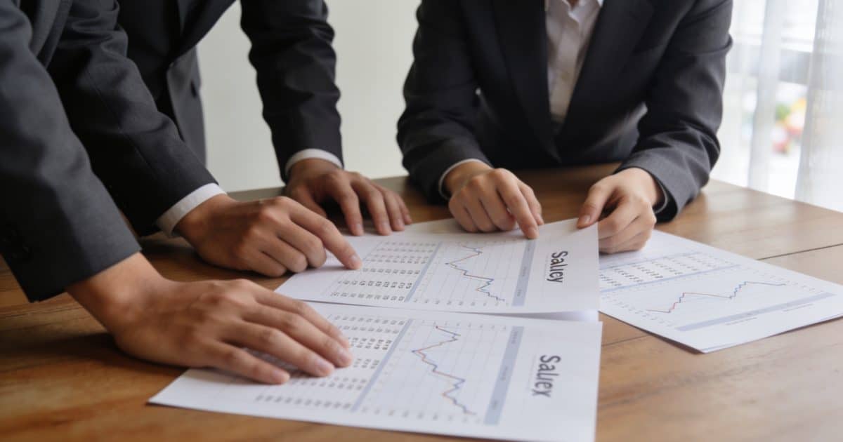 employes en costume regardant des graphiques salariaux monaco