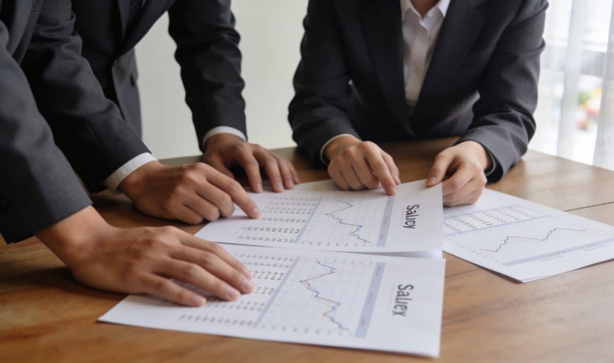 employes en costume regardant des graphiques salariaux monaco