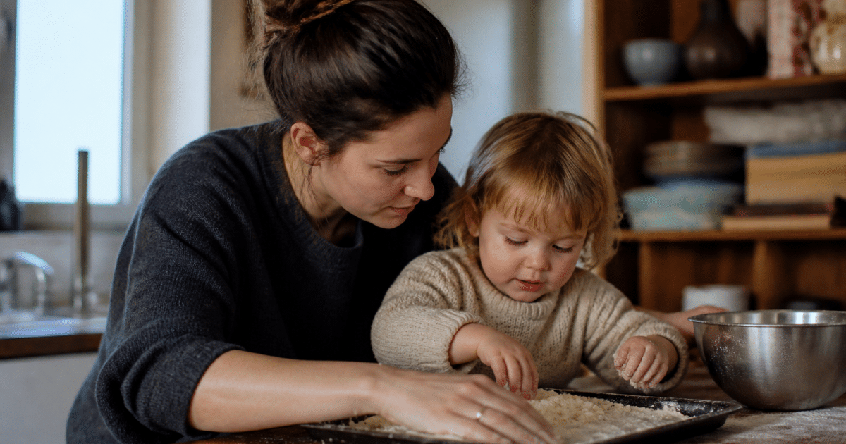 Adulte encadrant enfant en bas age dans maison