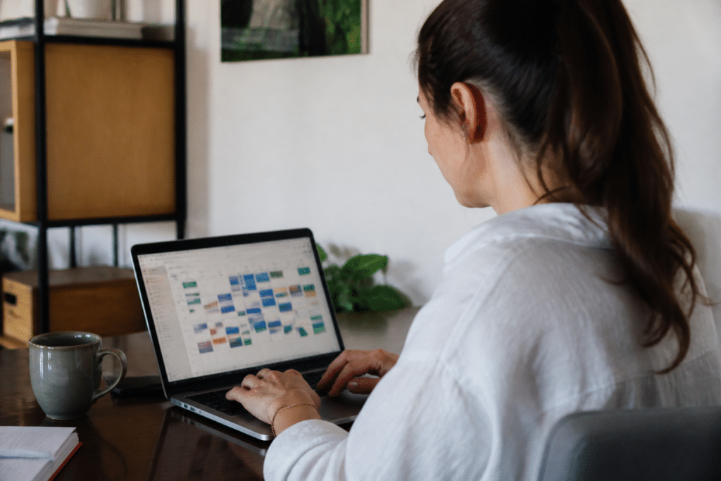 Personne travaillant sur ordinateur portable avec calendrier visible