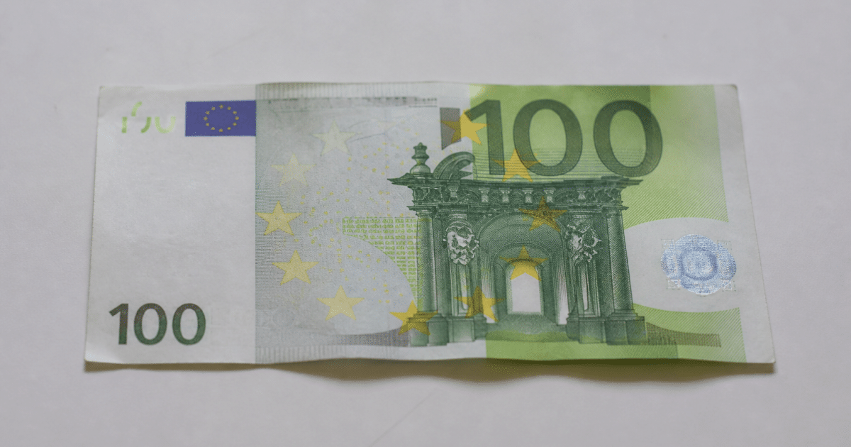billet cent euros ancien modele pose horizontalement papier