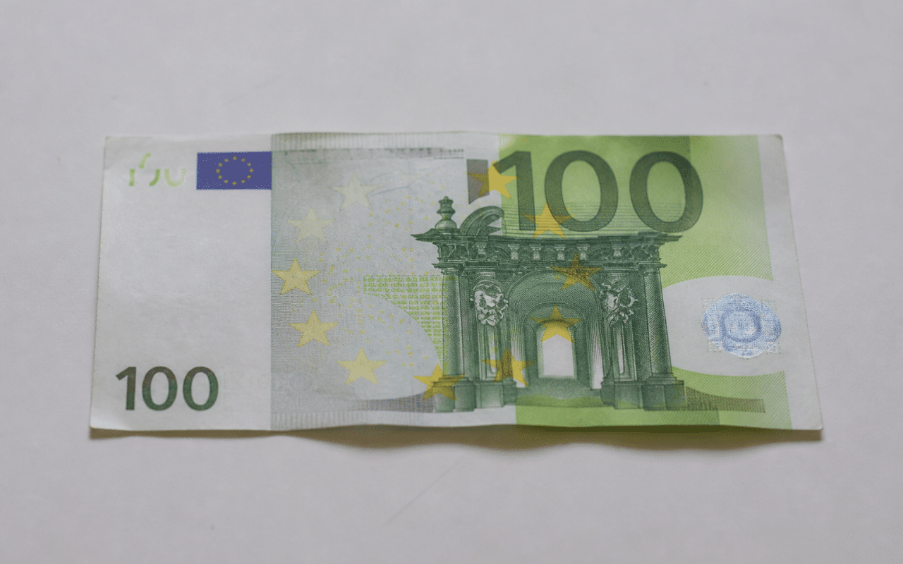 billet cent euros ancien modele pose horizontalement papier