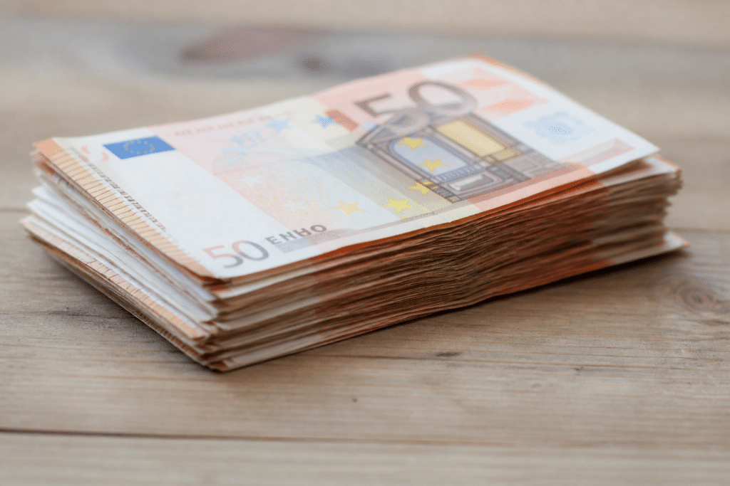 Anciens billets de cinquante euros empiles avec chiffres europeens visibles