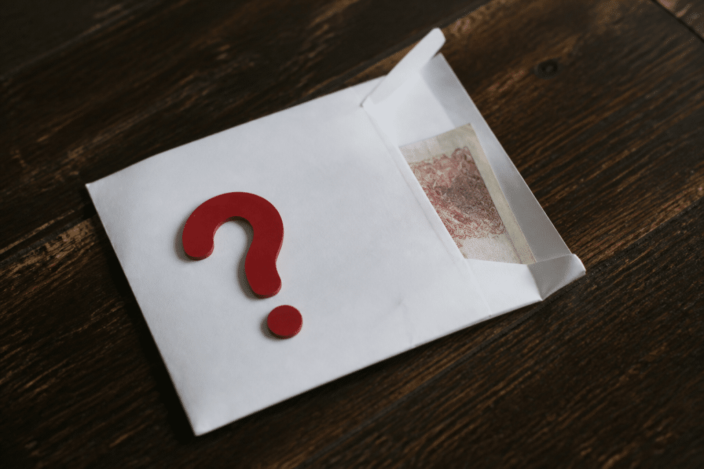 Enveloppe vide avec billet de banque et point d'interrogation rouge