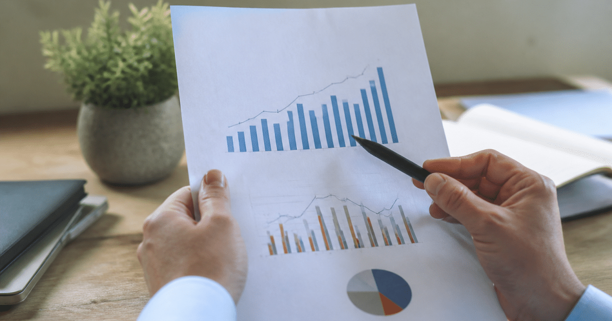 Document officiel montrant augmentation chiffres financiers pointant vers haut