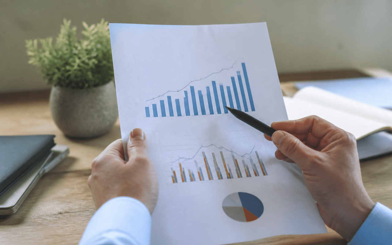 Document officiel montrant augmentation chiffres financiers pointant vers haut