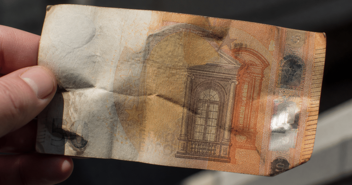 Billet de banque usé affichant le chiffre cinquante euros.