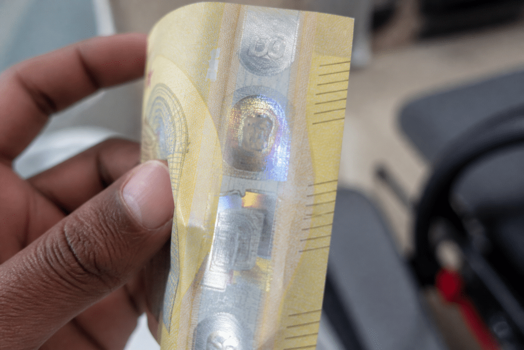 Billet banque avec elements securite hologramme visible