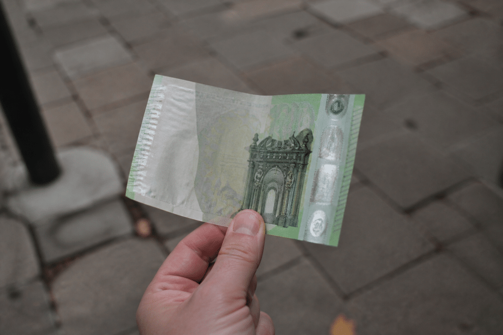 Billet cent euros hologramme rectangulaire motifs architecturaux argenté