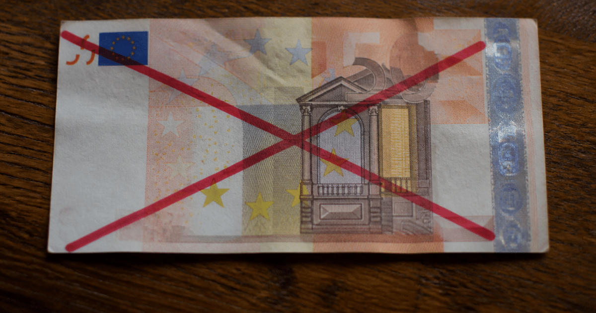 Billet de cinquante euros barré d'une croix rouge.