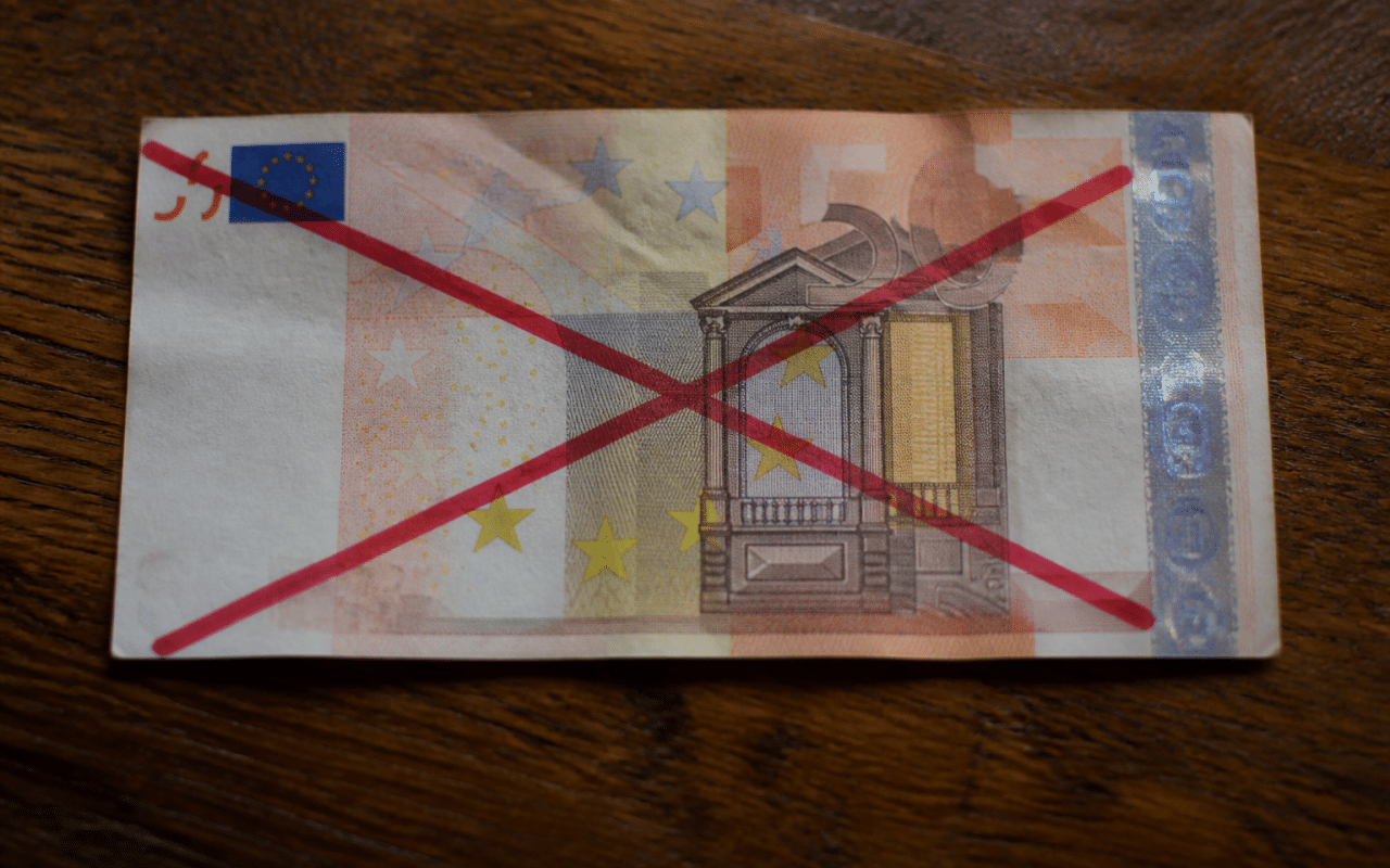 Billet de cinquante euros barré d'une croix rouge.