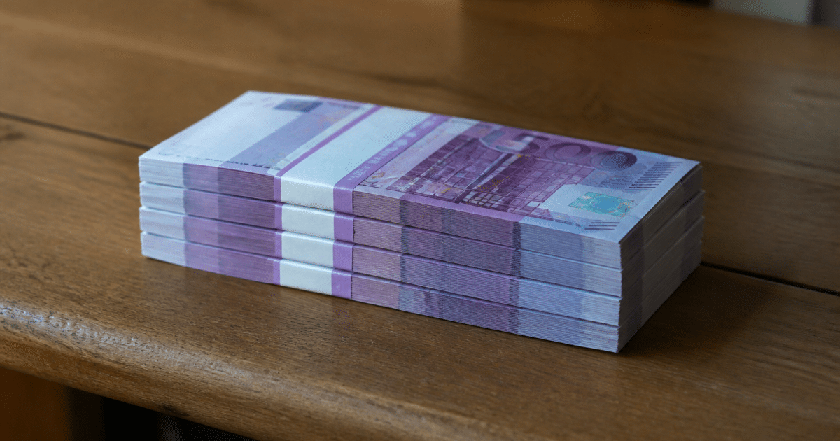 Billet de banque de dix millions d'euros pose sur table