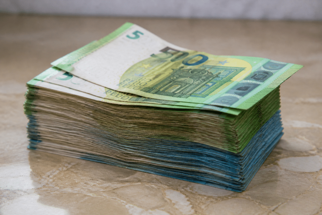 Billets de cinquante euros verts et bleus empilés.