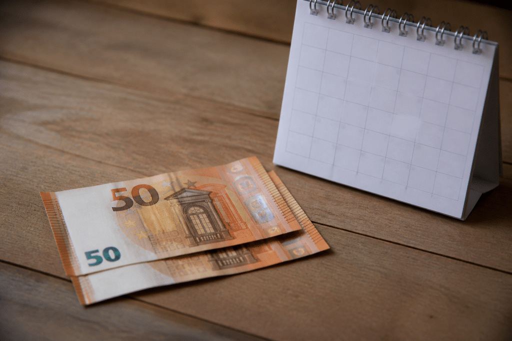 Billets euros de cinquante avec calendrier avril deux mille vingt-cinq