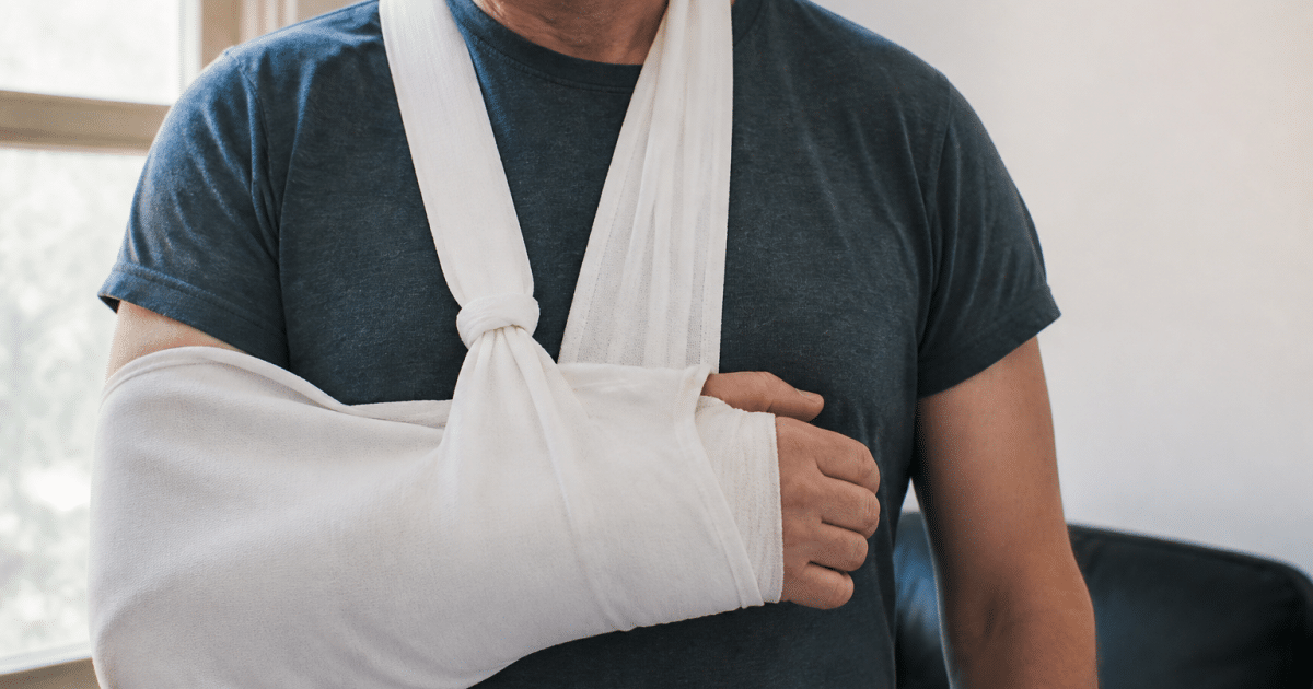 Bras bandé immobilisé dans une écharpe de soutien médicale