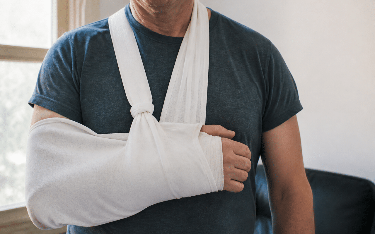 Bras bandé immobilisé dans une écharpe de soutien médicale