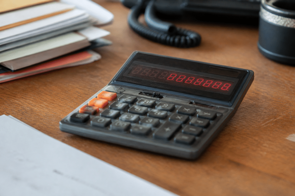 Calculatrice affichant chiffres rouges sur écran noir