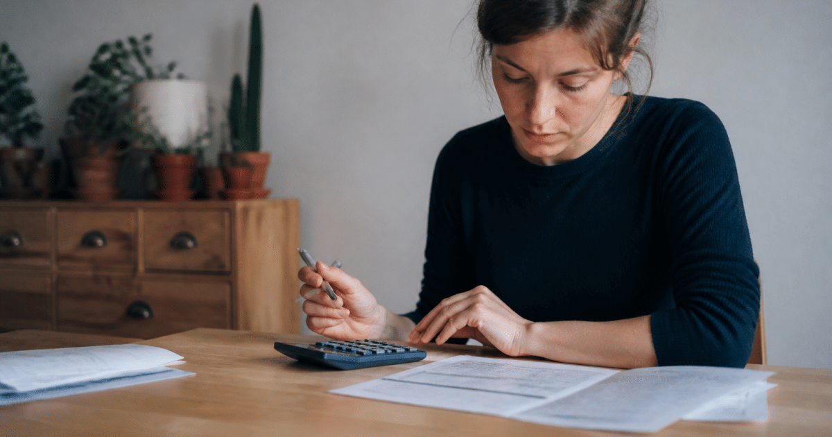 Personne consultant document commercial avec calculatrice et stylo
