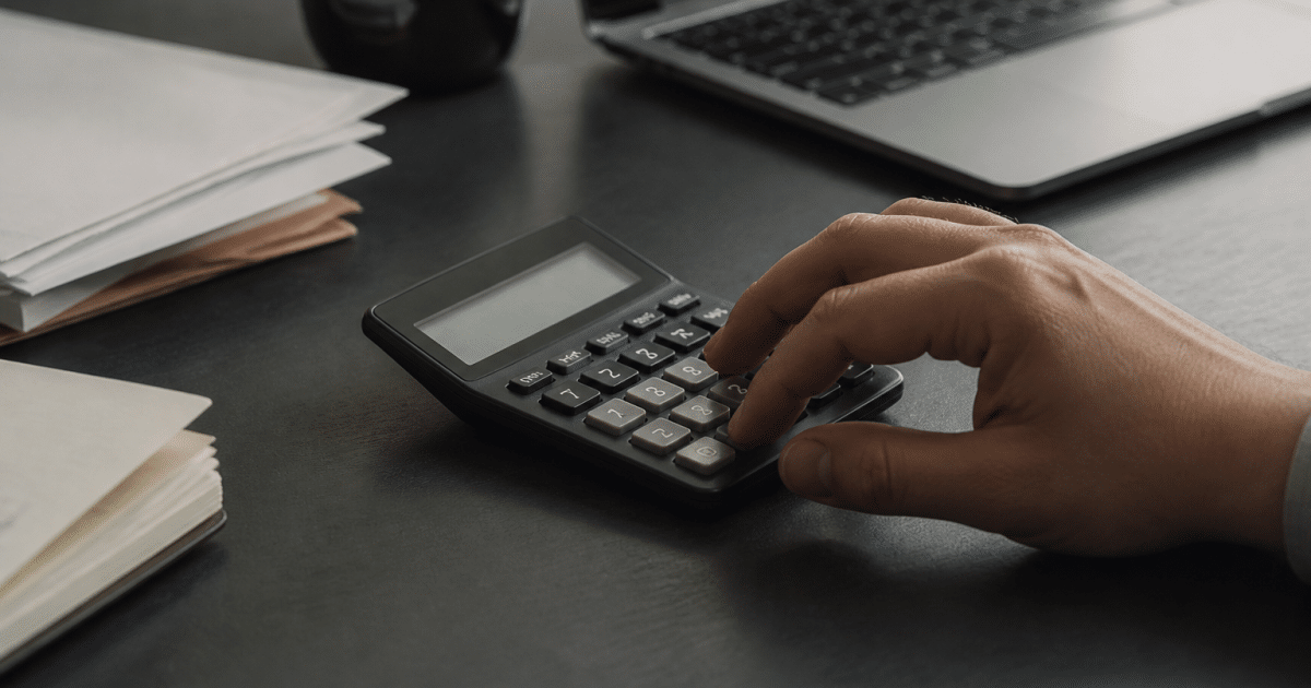 Calculatrice affichant chiffres couts transfert commerce