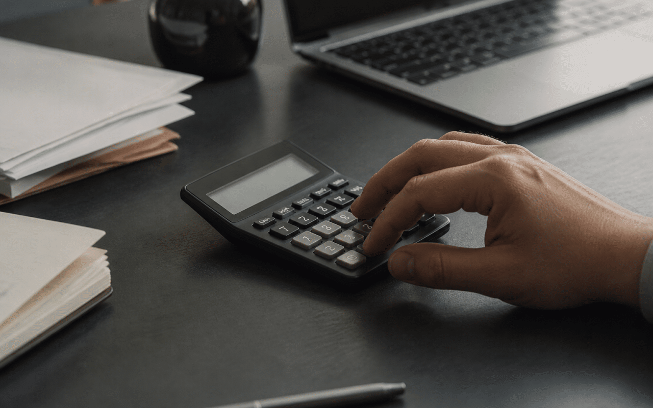 Calculatrice affichant chiffres couts transfert commerce