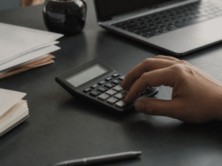 Calculatrice affichant chiffres couts transfert commerce