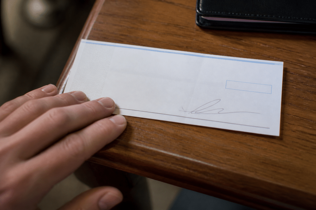 Cheque papier avec montant, signature et date visibles