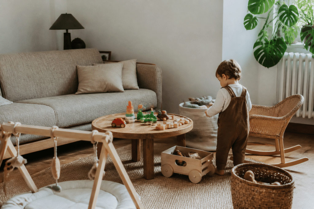 Couches, jouets et mobilier bebe dans maison chaleureuse