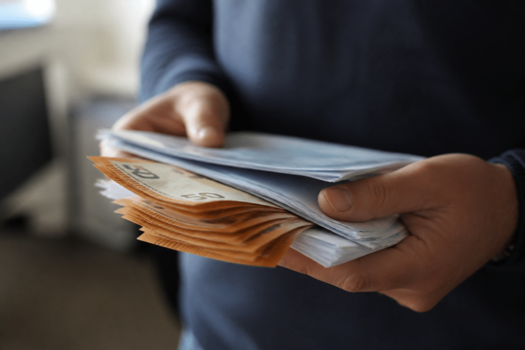 Mains tenant documents financiers et billets d'euros ensemble