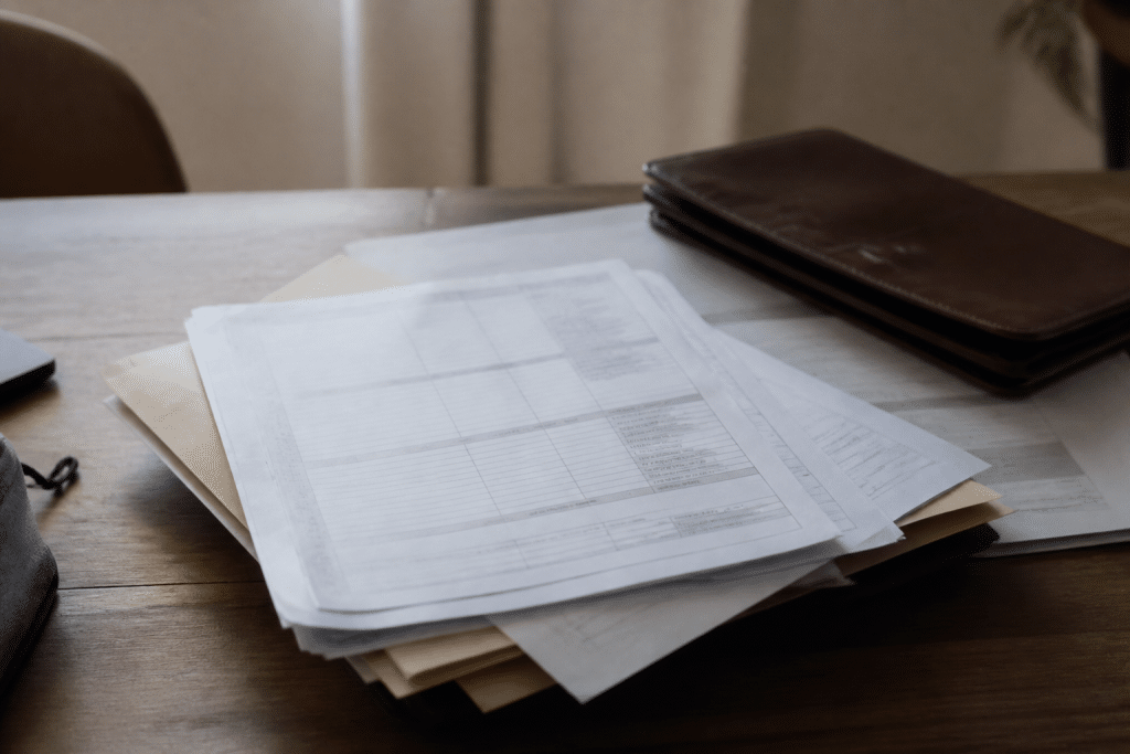 Documents administratifs avec formulaires allocation chômage visible