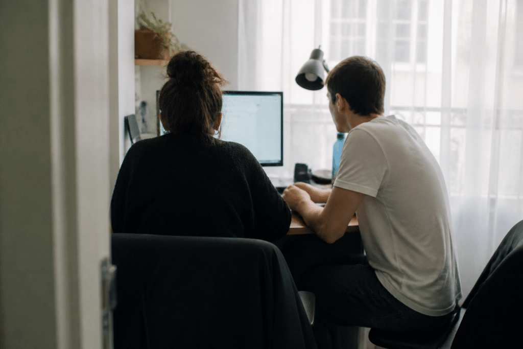 Personnes consultent offres emploi devant ecran ordinateur
