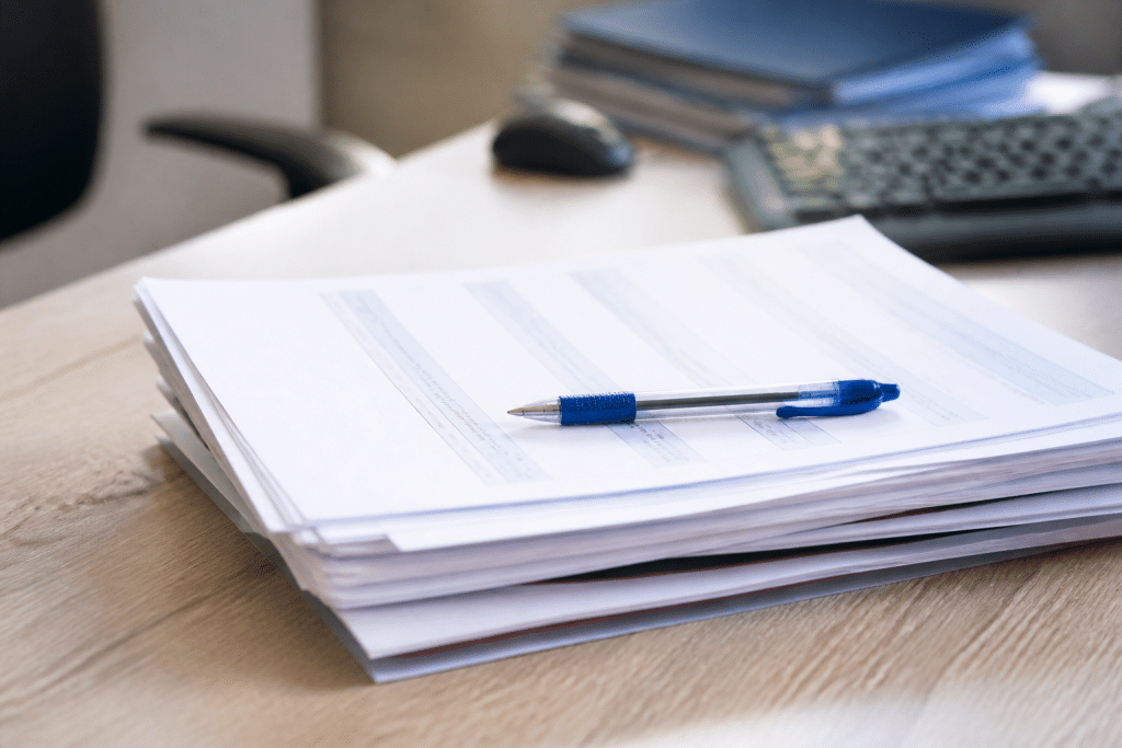 Document comptable avec stylo bleu sur bureau professionnel