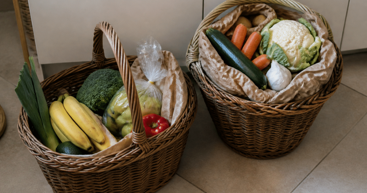 Deux paniers remplis de produits alimentaires varies.