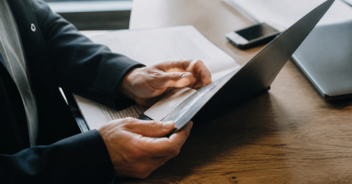 Document contractuel ouvert montrant ticket restaurant encadre.