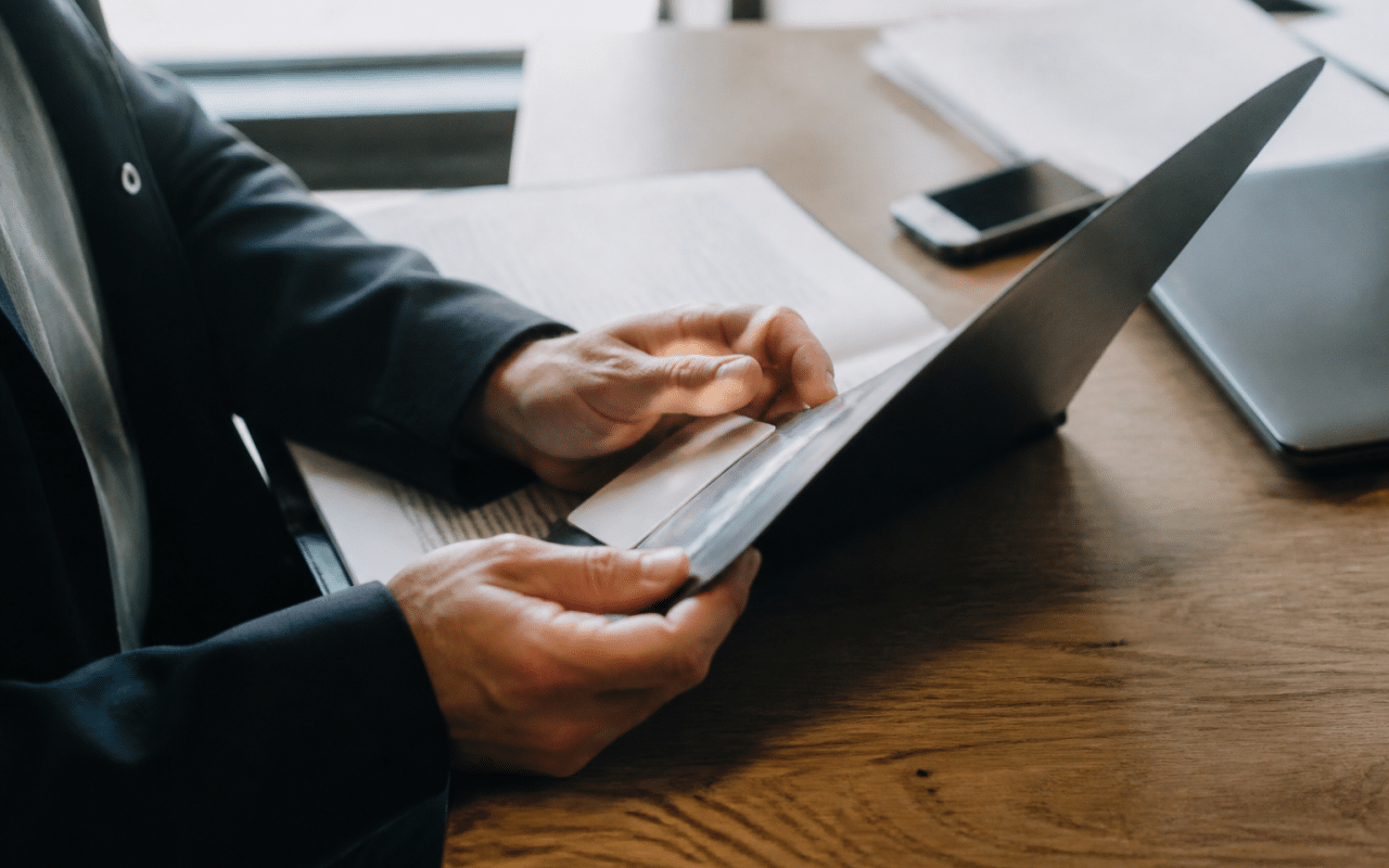 Document contractuel ouvert montrant ticket restaurant encadre.