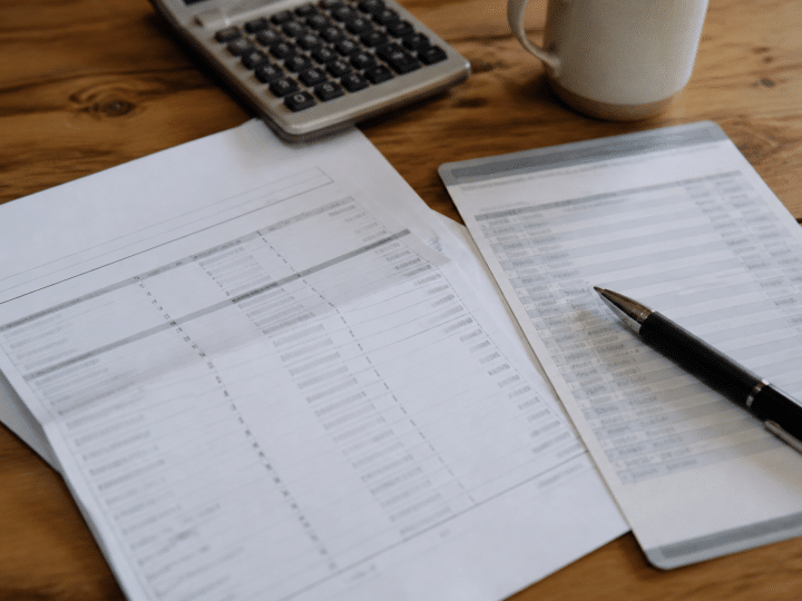 Document officiel avec chiffres, stylo et relevé bancaire.