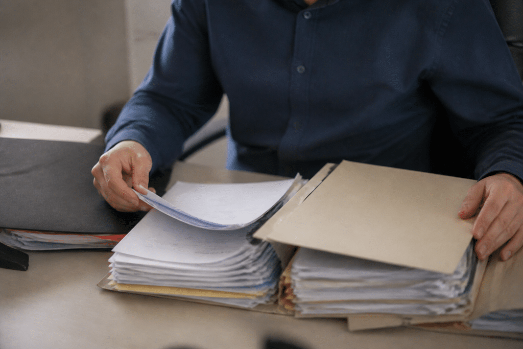 Dossier administratif avec bulletins salaire et documents professionnels