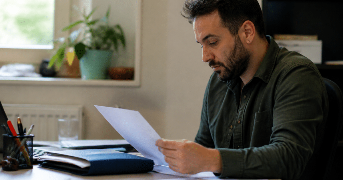 Educateur specialise consultant document salaire sur bureau.