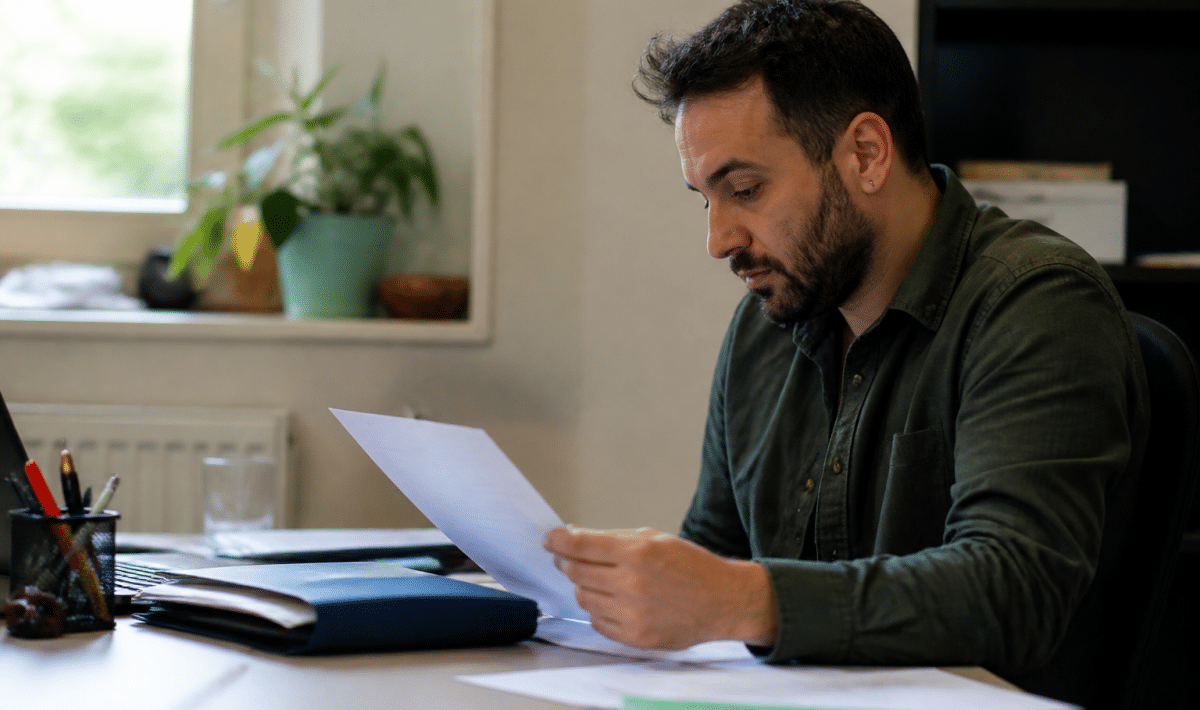 Educateur specialise consultant document salaire sur bureau.