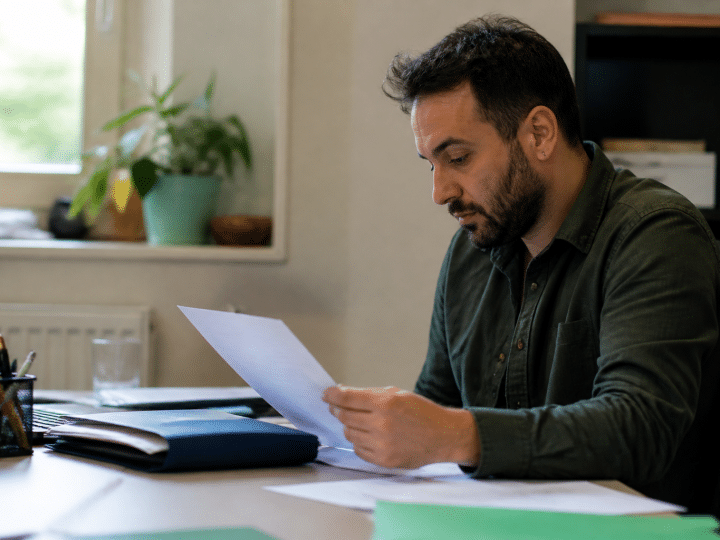 Educateur specialise consultant document salaire sur bureau.