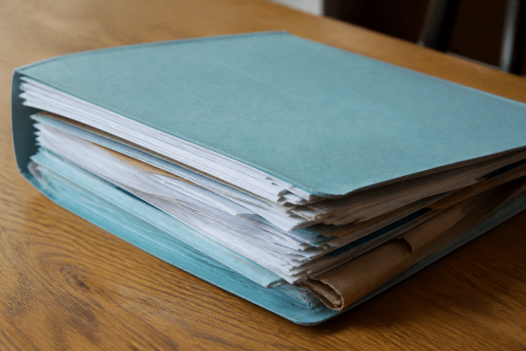 Dossier medical avec documents de conge maladie et formulaire ALD
