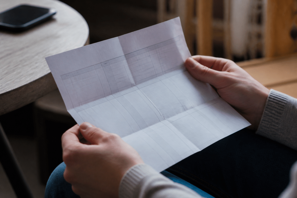 Feuille de paie affichant montants de salaire et calculs mensuels.