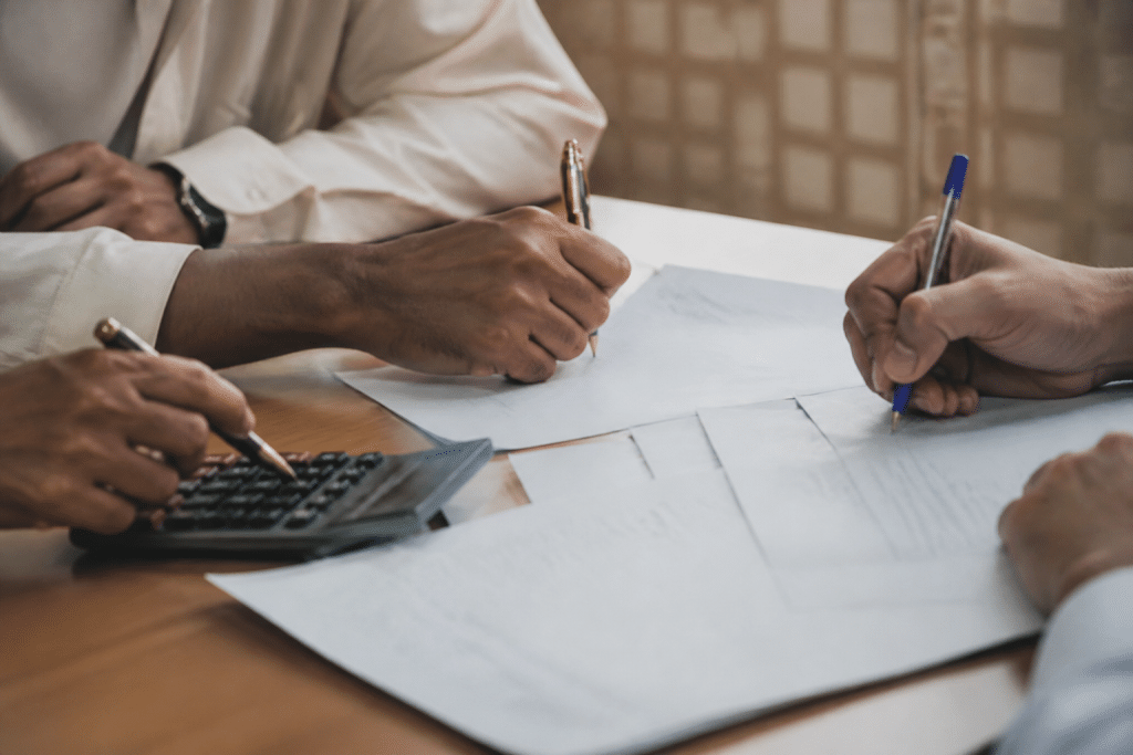 Documents financiers islamiques avec calculatrice et signatures officielles