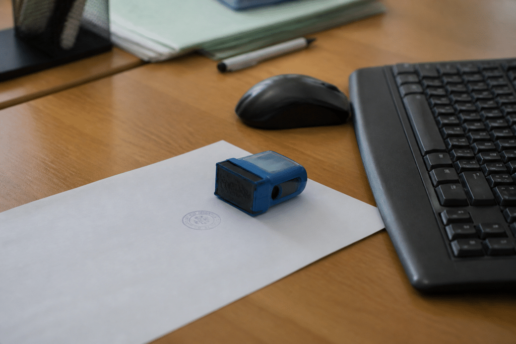 Formulaire accident travail avec tampon CPAM sur bureau
