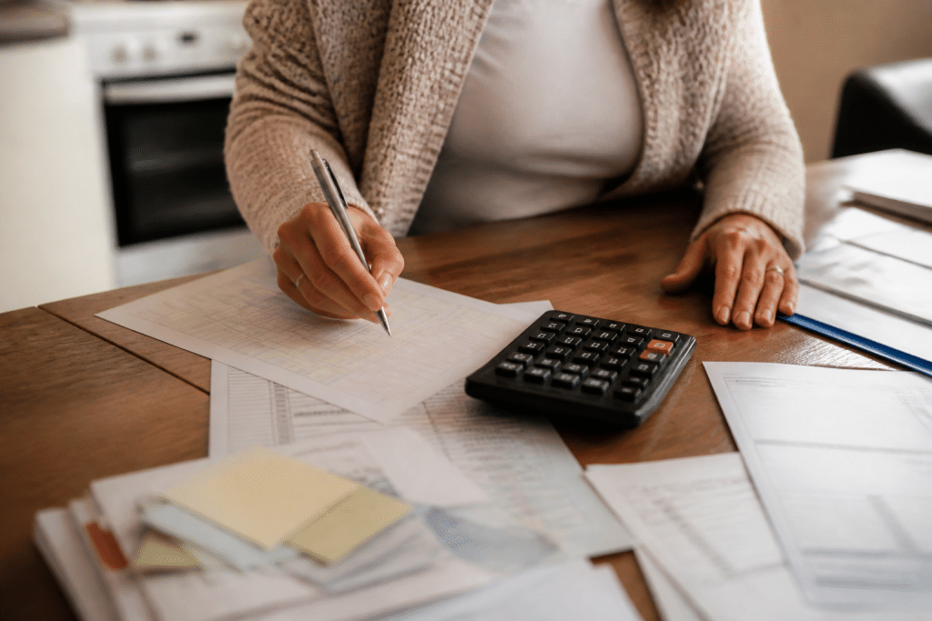 Formulaire administratif avec calculs financiers et documents sociaux.