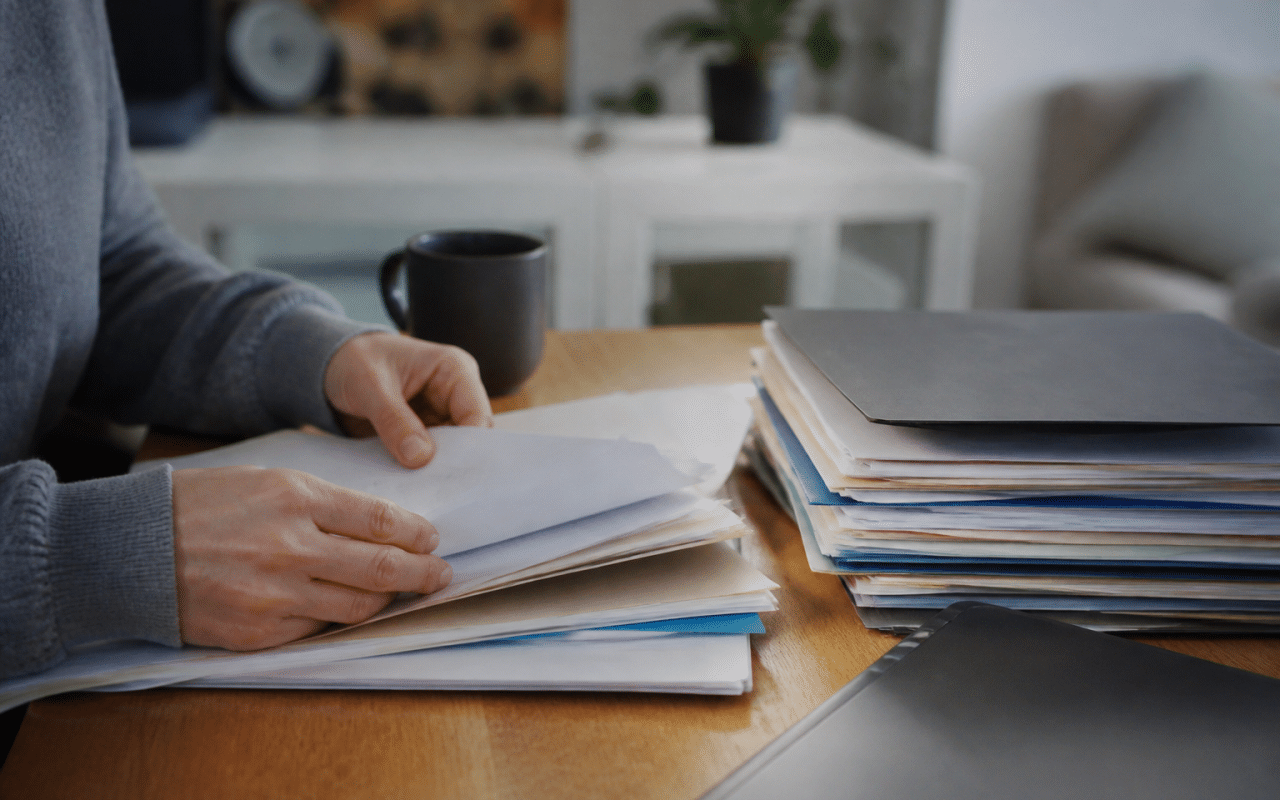 Formulaire fiscal avec documents administratifs sur bureau