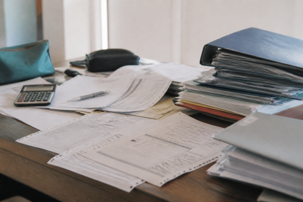 Documents avec calculs financiers et formulaires de compensation