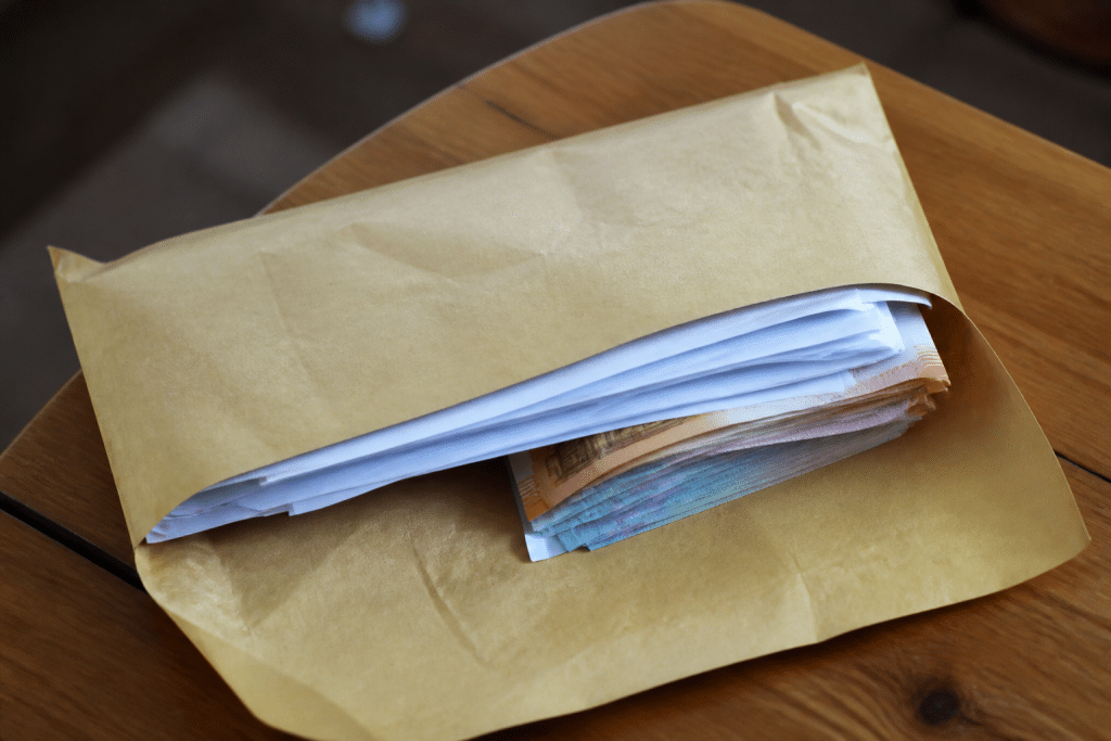 Enveloppe contenant documents legaux et billets euros