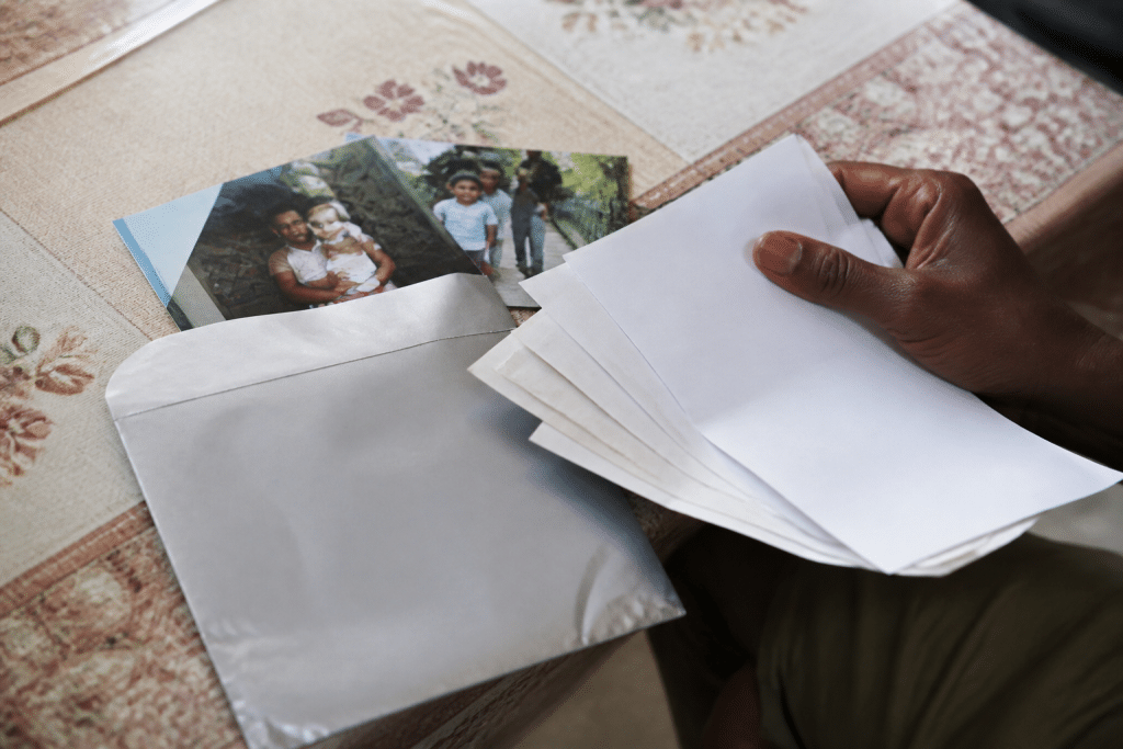 Documents de paie avec enveloppe argent et photos famille